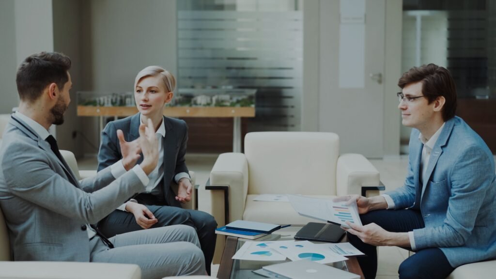 Personal empresarial debatiendo