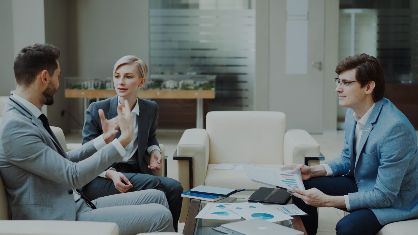 Personal empresarial debatiendo